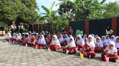 Mahasiswa KKM 38 UIN Malang Menanamkan Pola Hidup Bersih dan Sehat (PHBS) di SDN 2 Pakiskembar