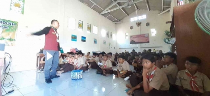 KKM 96 UIN Maliki Malang Berkolaborasi dengan FKL dan SMK Putra Indonesia di SMP Dharma Wirawan 10 Lawang