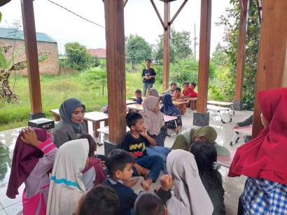 PMM Universitas Sumatera Utara Mengajak Literasi Visual Bersama Anak-Anak Yayasan Rumah Literasi Ranggi