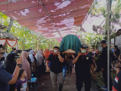 Satgas PC LDII dan Senkom Mitra Polri Kecamatan Pedan Bantu Prosesi Pemakaman Warga Yang Meninggal