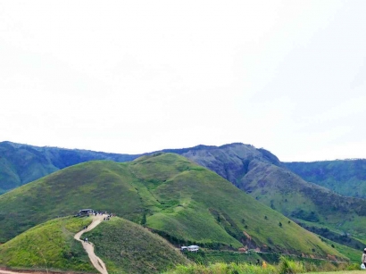 Trip ke Bukit Holbung, Menantang Mitos Cinta di Bukit ke Delapan Itu