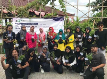 Mahasiswa KKM UIN Malang Sosialisasi TOGA sebagai Upaya Preventif Kesehatan di Desa Kasembon