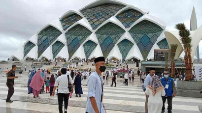 Euforia dan 6 Isu Miring Terkait Masjid Raya Al Jabbar Bandung