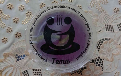 KKN UNTAG Surabaya Inovasi Pengemasan Produk Minuman Unik di Kedai Temu Desa Banggle