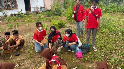 Pemanfaatan Hasil Tanaman Kokedama oleh Mahasiswa KKN Untag Surabaya di Desa Kepel