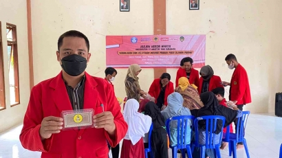 Mahasiswa Untag Surabaya Membuat Kemasan pada Produk Kebab Pisang Dess Kepel 