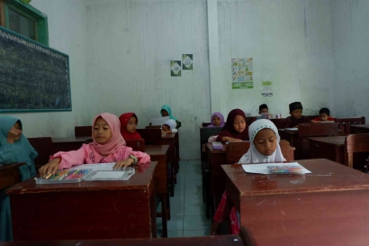 Latih Kekompakan Anak-anak Kelurahan Kalirejo KKM 83 UIN Malang Ajak Tinggalkan Gawai Sejenak 