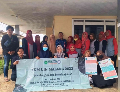 Cegah Stunting, Mahasiswa KKM 208 Sahwahita UIN Malang Bagikan Puding Kacang Hijau