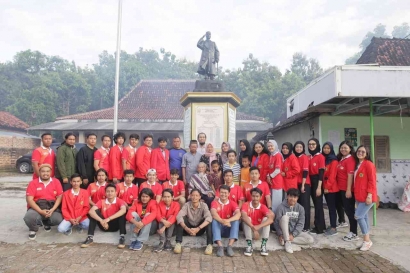Penyediaan Tempat Sampah oleh Mahasiswa KKN Untag Surabaya di Desa Ngindeng