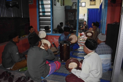 Warga Dusun Langlang 4 Menjadikan Kegiatan Sholawat Nabi dan Tahlil sebagai Rutinitas Mingguan