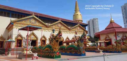 Mozaic Kaca Warna-warni Membentuk Pelangi Khas Kuil Thailand dengan Pagoda Buddhanya