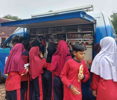 Perpustakaan Keliling Mendukung Kegiatan Gerakan Mengajar Desa Subang