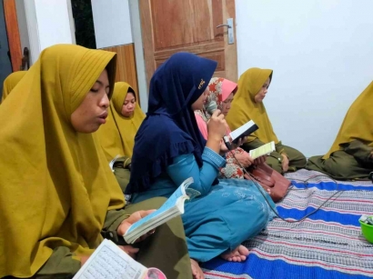 COSPLAY IBU-IBU, KELOMPOK 83 KKM UIN Malang Ikuti Pengajian Rutinan IBU-IBU KEL. KALIREJO