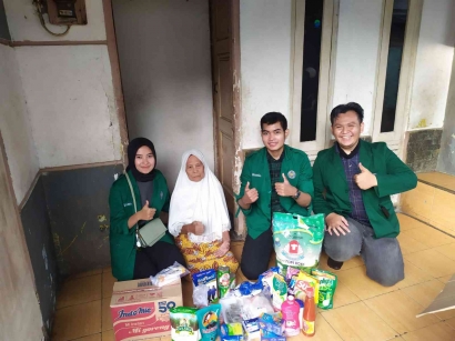 Distribusi Bantuan kepada Keluarga Dhuafa Ibu Saimah oleh mahasiswa FEB-Uhamka