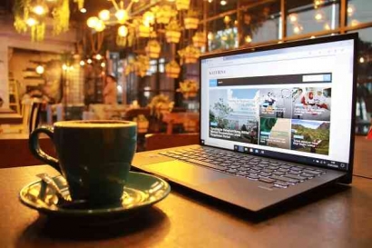 Laptop, Kopi, dan Kafe Mempresentasikan Apa?