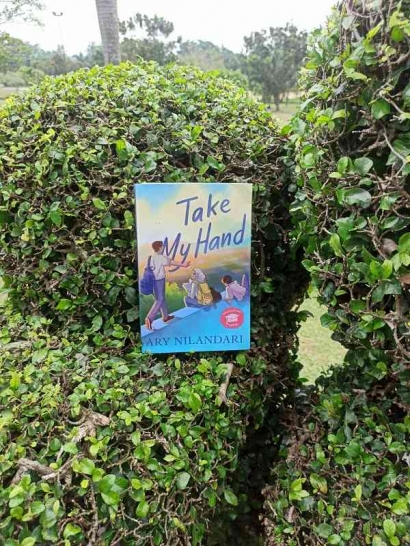 Kisah Ketakutan Anak SMA dan Perjalanan Persahabatan yang Seru di Dalam Novel "Take My Hand"