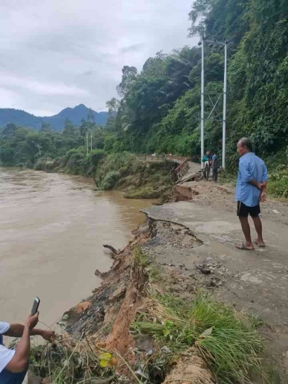 Hempasan Sungai Batang Anai, Jalan, dan Jembatan Kuliek Ambruk