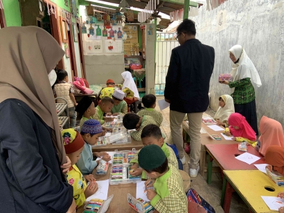 Dampingi Guru RA Mengajar, Mahasiswa KKM UIN Maliki Malang Kelompok 91 Belajar Mengenal Karakter Anak dan Kontrol Diri