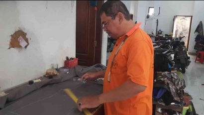 Kerja Memotong Kain untuk Bakalan Pakaian Pak Suyanto Terima Upah Perminggu Rp 1 Juta