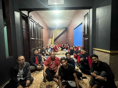 Silaturahmi Mahasiswa KKN Universitas PGRI Semarang dengan Penduduk Kelurahan Karangjati