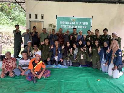 KKN Tematik Unram Menggelar Pelatihan Stek Tanaman Durian di Desa Pusuk Lestari untuk Meningkatkan Kualitas Durian Lokal