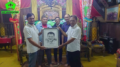 Penyerahan Cinderamata Lukisan dari Pengurus Laskar Betawi kepada Pembina Laskar Betawi Bang Troy Evelon Pomalingo SE,MM.