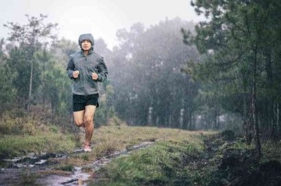 3 Olahraga yang Paling Asik Dilakukan Saat Hujan