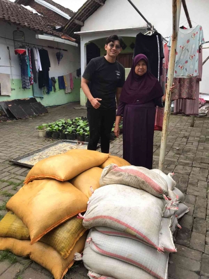 Penyaluran Bantuan Penanaman Sawi di Desa Banjararum oleh Mahasiswa UIN Maulana Malik Ibrahim Malang