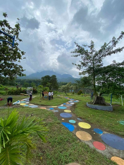 Wujudkan Desa Sapta Pesona Tim KKN-P 45 Menanam dan Mempercantik Taman di Desa Kunjorowesi