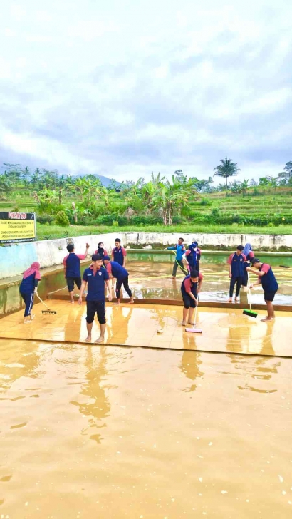 Pembersihan Rutin Pesona Wisata Air Hangat di Desa Doplang