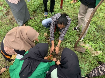 Mahasiswa KKNT Kelompok 15 UNIMAL Melakukan Penghijauan di Desa Paloh Igeuh, Dewantara, Aceh Utara