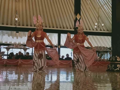 Dua Remaja Penari dari Imogiri Tampil di Bangsal Srimanganti Kraton Yogyakarta