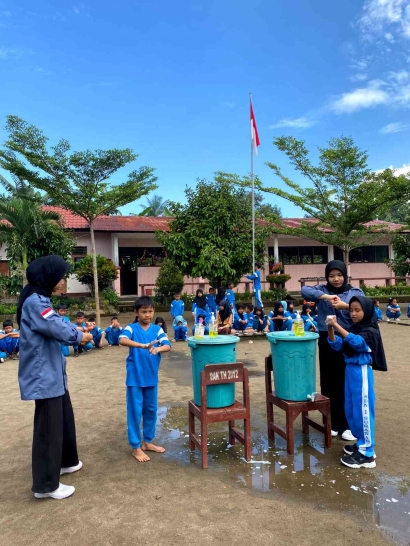 Mahasiswa KKN Universitas Mataram Edukasi Cara Cuci Tangan yang Baik di SDN 1 Suranadi