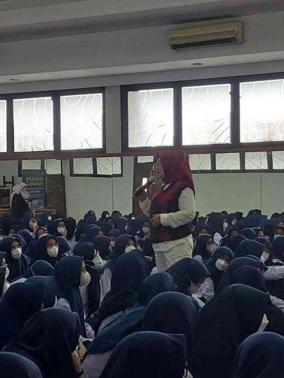 Prof. Dr. Sylviana Murni Berbagi Ilmu dan Pengalaman di SMP Labschool Jakarta