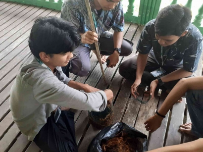 Mahasiswa Kuliah Kerja Nyata Tematik (KKN-T) kelompok 15 Universitas Malikussaleh (Unimal) Membuat Pot Hias dari Sabut Kelapa
