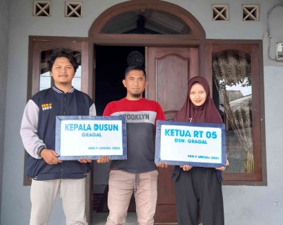 Mahasiswa KKN-P Umsida 2023 Distribusikan Papan Nama Kepala Dusun dan Ketua RT di Dusun Gragal dan Panggang Lele