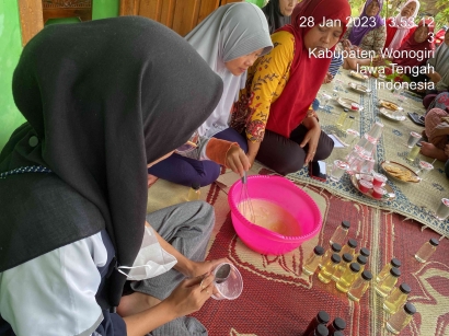 Mahasiswa KKN UNDIP Manfaatkan Limbah Kulit Jeruk Jadi Sabun Cuci Piring Ramah Lingkungan