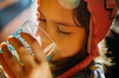 5 Manfaat Minum Air Putih Bagi Kesehatan