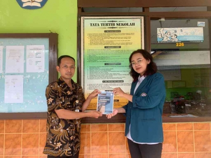 Mahasiswa KKN Universitas Diponegoro Membantu Pengelolaan Perpustakaan SDN 1 Tameng Kelurahan Girikikis