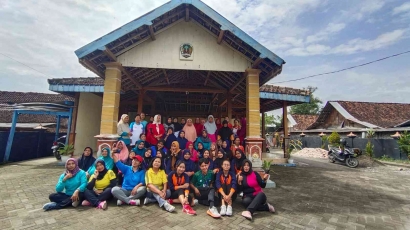 Senam Sehat Lansia: Bentuk Kepedulian KKN-T Kelompok 58 terhadap Lansia Desa Dawuhan