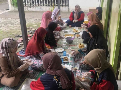 Ciptakan Inovasi Bisnis, Mahasiswa KKN UPGRIS Semarang Mengajak Ibu-Ibu PKK untuk Memulai Usaha dengan Memberikan Resep Kue Kering