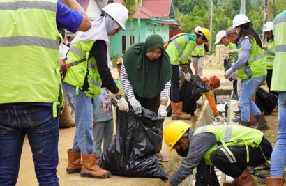 Peduli Lingkungan, PT GKP Bersama Warga Kompak Gelar Bersih-bersih Desa