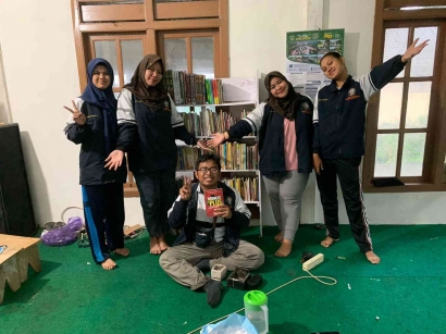 Perpustakaan Tak Terawat! Hal Ini yang Dilakukan Mahasiswa KKN TIM I UNDIP di Desa Winduaji, Kecamatan Paninggaran, Kabupaten Pekalongan