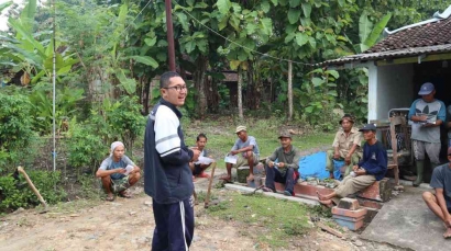 Mahasiswa KKN UNDIP Sosialisasi dan Eksekusi Pemeliharaan Drainase di Dusun Ngelencong
