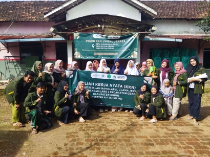 Tim KKN UNISNU Jepara Adakan Pelatihan Pembuatan Keripik Pelepah Pisang Bersama Ibu Fatayat Desa Karangmalang
