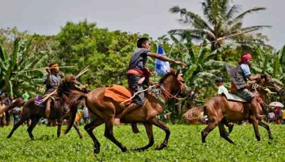 Pasola: Tradisi Lempar Lembing Sambil Naik Kuda?