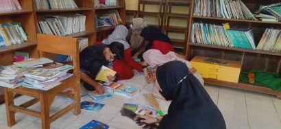 Menarik Minat Baca Siswa, Mahasiswa KKN-P Umsida 2023 Membersihkan dan Menata Ulang Perpustakaan SDN Gambiran 1