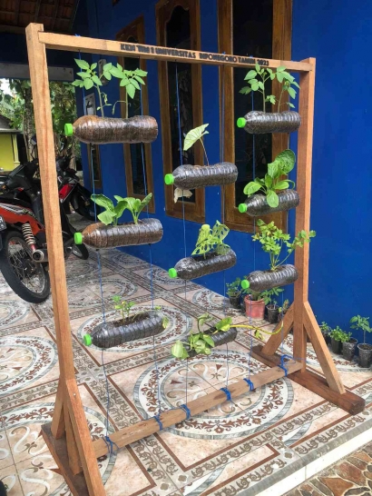 Menarik! Mahasiswa KKN UNDIP Ajak Warga Ubah Sampah Botol Plastik Menjadi Vertical Garden Estetik