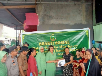 Ketua Persit KCK Daerah XIV/Hasanuddin Salurkan Bantuan Sembako kepada Pengungsi Banjir BTN Kodam III