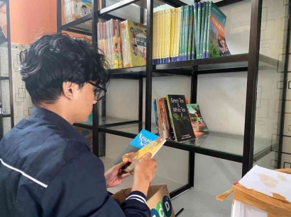 Penyaluran Donasi Buku untuk Perpusatakaan Desa dan Pondok Pesantren Miftahul Ulum Desa Sidomukti
